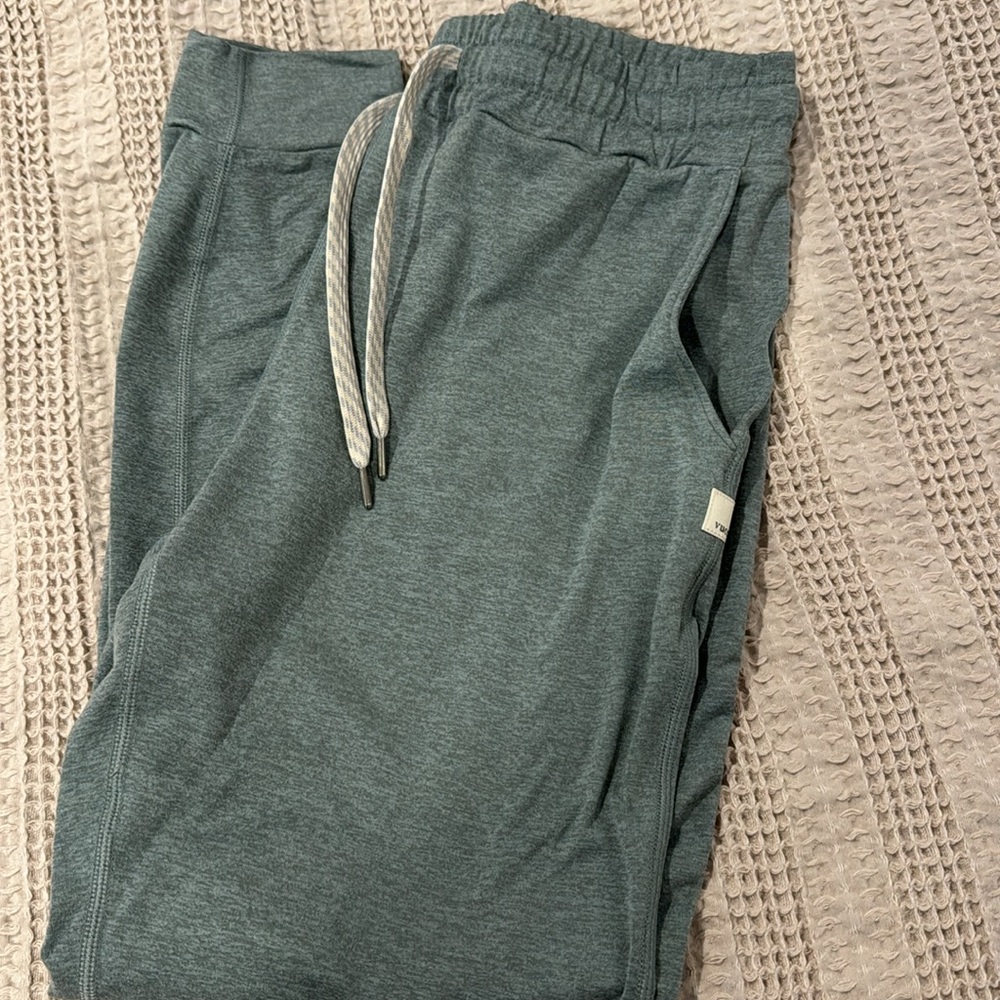 Vuori women’s performance Joggers XS